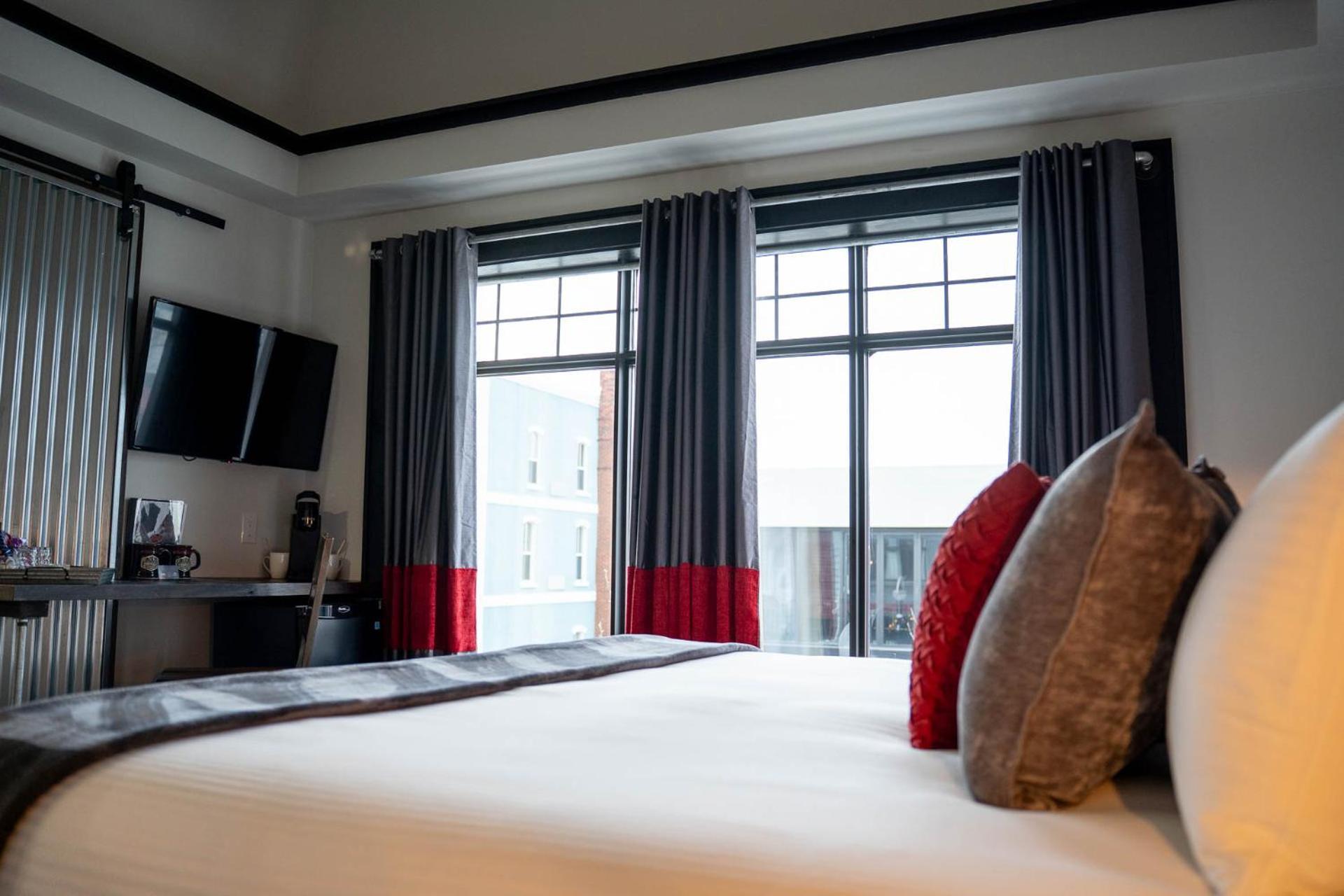 Heart & Hops Brewery Suites Kingsville Екстер'єр фото